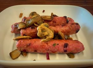 Foto principal de Salchichas con setas y vino quemado de Los Perdomos