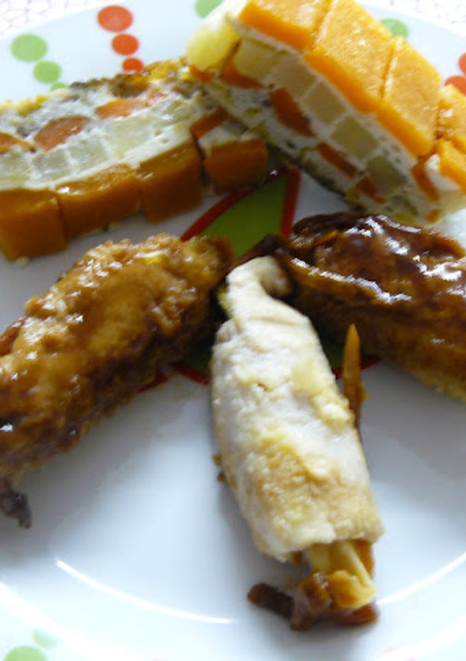 Una foto de Rollitos de lomo con salsa de soja con pastel de zanahoria