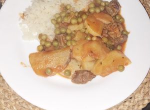 Una foto de Estofado de carne entera y papas