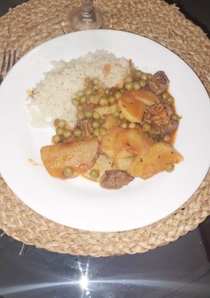 Una foto de Estofado de carne entera y papas