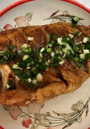 Hình của món Cá diêu hồng chiên rưới mỡ hành.