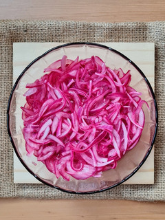 Una foto de Cebolla morada encurtida 💜 solo dos ingredientes 💜