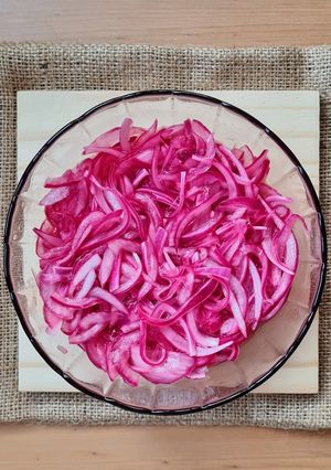 Una foto de Cebolla morada encurtida 💜 solo dos ingredientes 💜