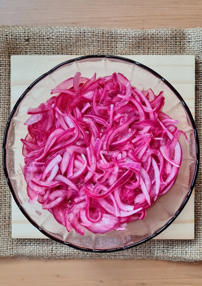 Una foto de Cebolla morada encurtida 💜 solo dos ingredientes 💜