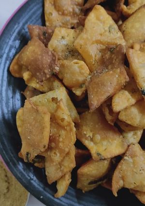 તીખા શક્કરપારા (Tikha Shakkarpara Recipe In Gujarati) રેસીપી મુખ્ય ફોટો