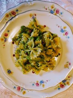 O poză a rețetei Paste cu broccoli, anșoa și piper roz.