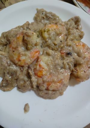 Una foto de Gambones con salsa de setas