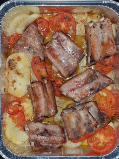 Una foto de Costillas al horno con patatas, tomate y cebolla