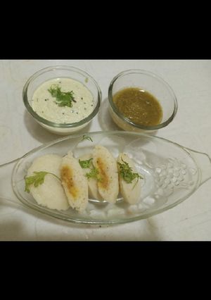 रवा आलू स्टफ्ड इडली (Rava aloo stuffed idli recipe in Hindi) रेसिपी मुख्य फोटो