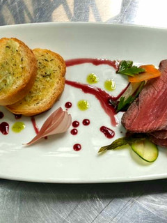 Una foto de Roast Beef con pan de ajo