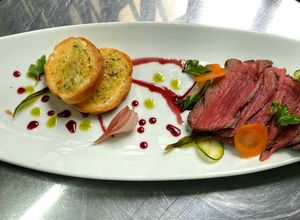 Una foto de Roast Beef con pan de ajo