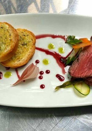 Una foto de Roast Beef con pan de ajo
