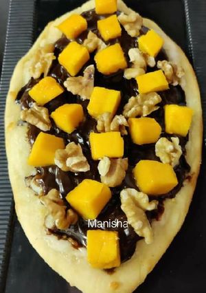 A picture of Choco-Mango-Walnut Pizza.
