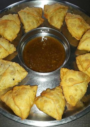 A picture of Samosa with mithhi chutney.