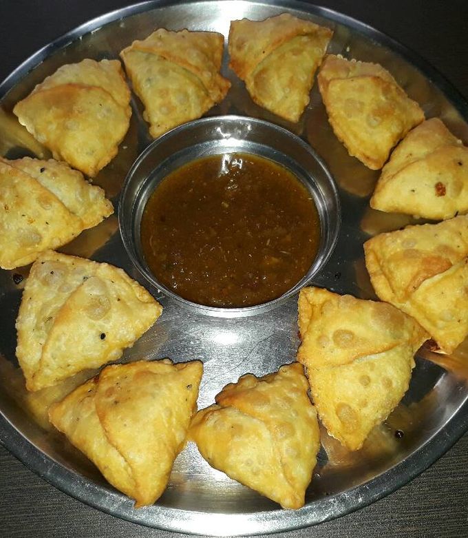 A picture of Samosa with mithhi chutney.