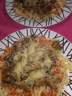 Una foto de Fusilli con carne de res y salsa arrabiata