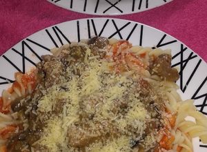 Una foto de Fusilli con carne de res y salsa arrabiata