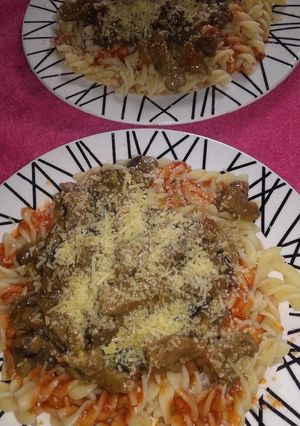 Una foto de Fusilli con carne de res y salsa arrabiata