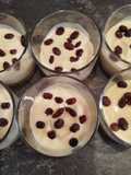 Postre de crema de queso y vainilla con pasas todo en frío