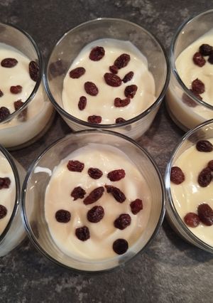 Una foto de Postre de crema de queso y vainilla con pasas todo en frío
