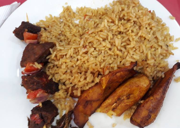 Jollof rice,fried plantain and beef