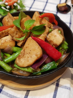 鐵板黑胡椒洋蔥四季豆炒雞肉 的食譜成品照片