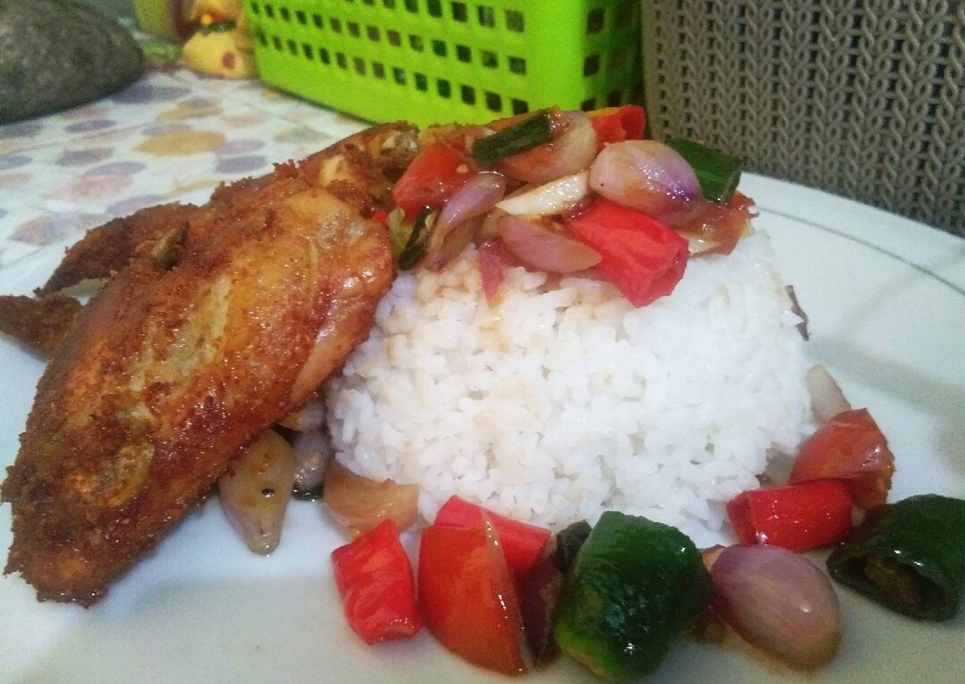 Ayam goreng + tumis bwg merah cabe terasi