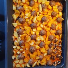 A picture of Meatballs and potatoes ovenbaked (so delicious).