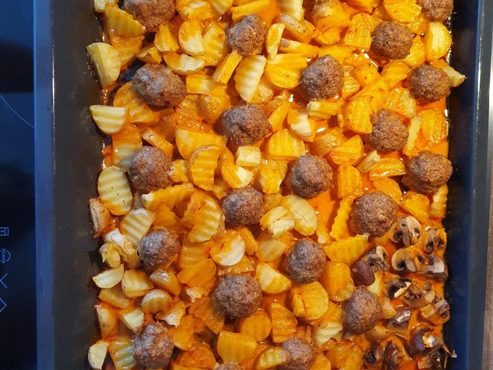 Easy Steps to Prepare Recipes Meatballs and potatoes ovenbaked (so delicious) the Delicious Can Pamper Your Tongue.