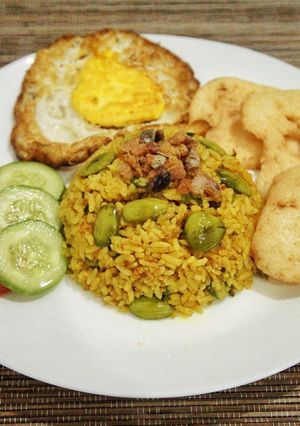 Foto resep Nasi goreng kunyit dengan ikan asin & petai