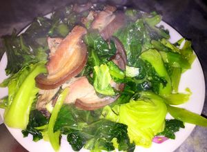 Hình của món Rau cải làn xào thịt hun khói.