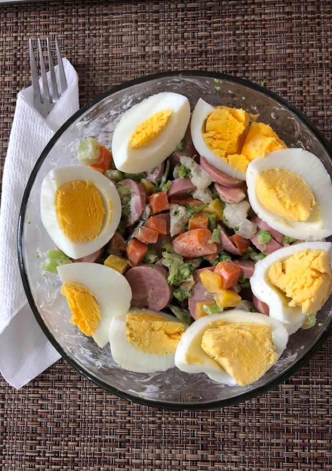 Una foto de Ensalada rusa con salchicha