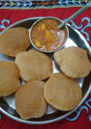 भंडारे वाली आलू की सब्ज़ी और पूरी (Bhandare wali aloo ki sabzi aur puri recipe in hindi) रेसिपी मुख्य फोटो