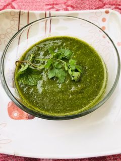 लहसुन धनिए की चटनी(Lahsun dhaniya ki chutney recipe in Hindi) रेसिपी मुख्य फोटो