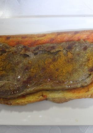 Una foto de Entrecot sobre tostadas untadas de gazpacho