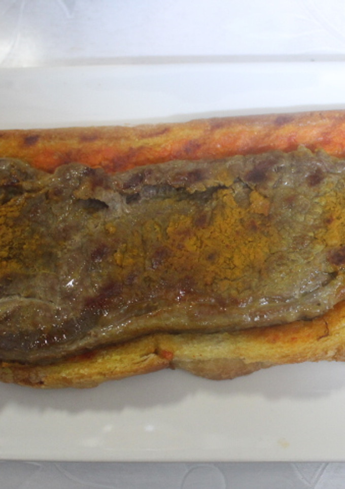 Una foto de Entrecot sobre tostadas untadas de gazpacho