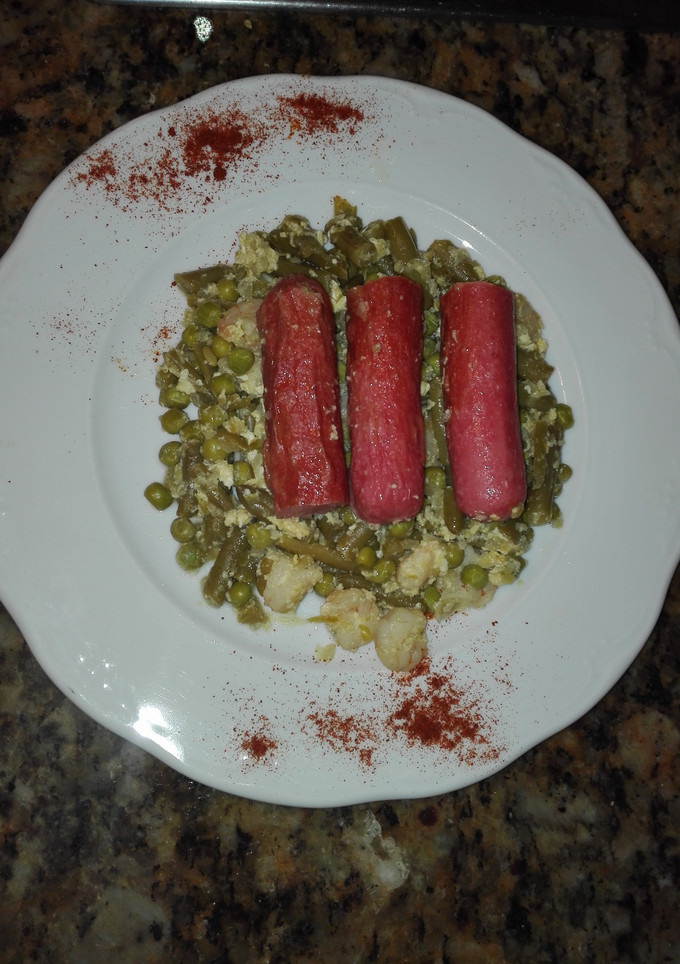 Una foto de Salchichas de pollo con revuelto de gambas y verduras