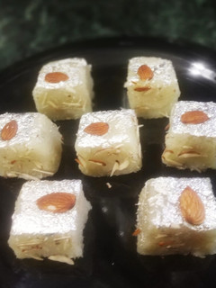 नारियल की बर्फी (Nariyal ki barfi recipe in hindi) रेसिपी मुख्य फोटो