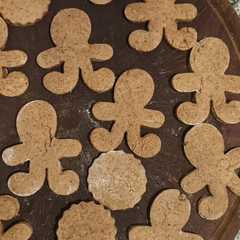 Una foto de Galletitas de Jengibre y canela 🎄✨️🎅 Re fáciles! Ideales para Navidad