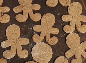 Una foto de Galletitas de Jengibre y canela 🎄✨️🎅 Re fáciles! Ideales para Navidad