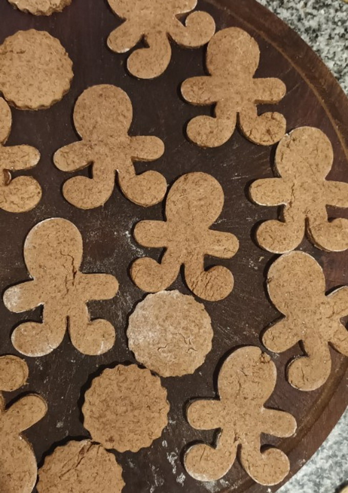 Una foto de Galletitas de Jengibre y canela 🎄✨️🎅 Re fáciles! Ideales para Navidad