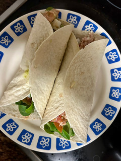 Una foto de Fajitas frías de atún 🌮