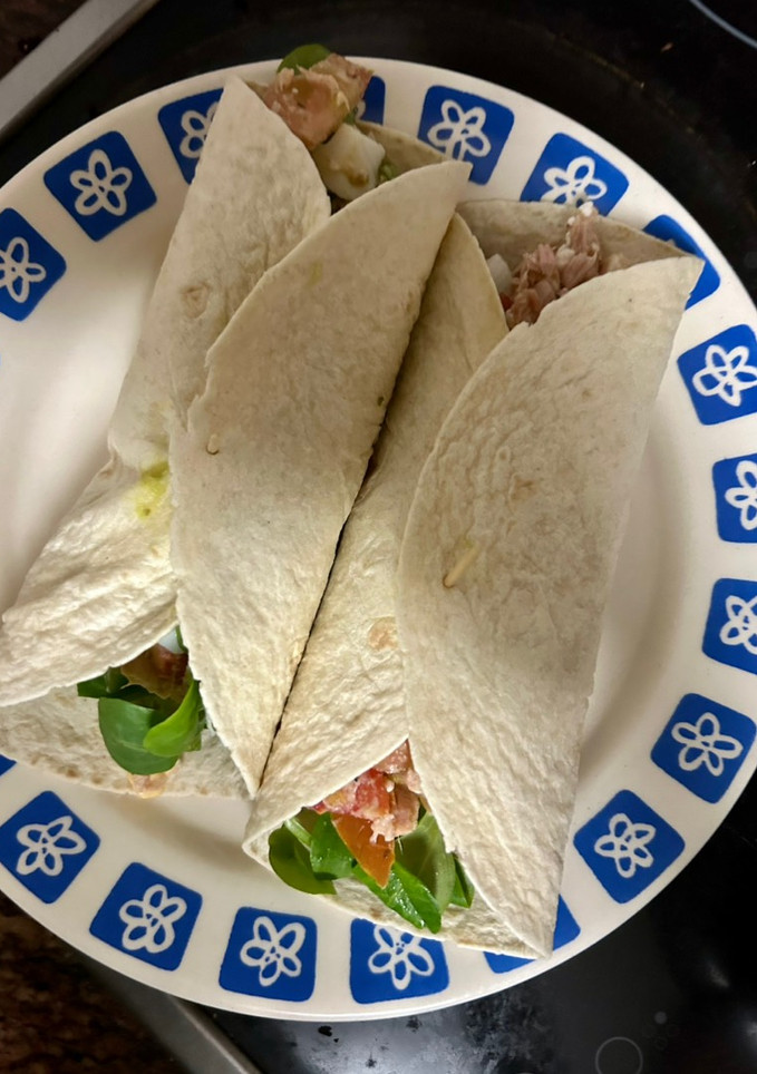 Una foto de Fajitas frías de atún 🌮