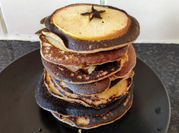 Une photo de pancakes maïzena