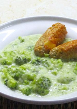 Brokkoli főzelék sajtos kolbászkákkal recept fotója