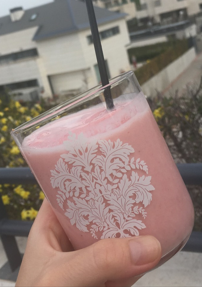 Una foto de Sorbete de fresa y plátano🍓🍌