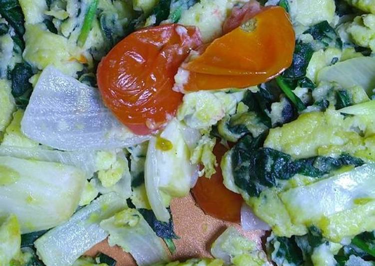 Recipe of Ultimate Scrambled Eggs with Spinach and Cherry Tomatoes