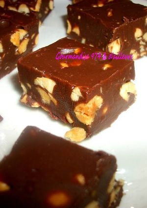Une photo de Carrés chocolat cacahuètes