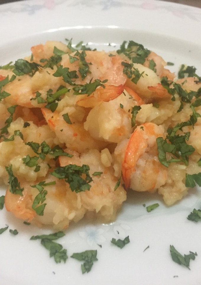 Una foto de Camarones al ajillo