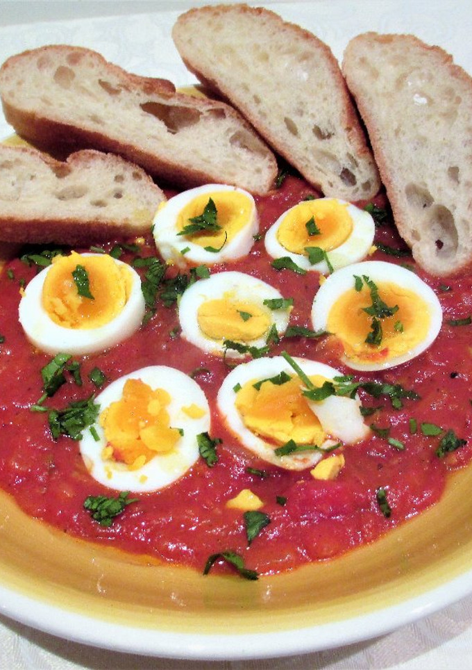 Una foto de Tomate en salsa con huevo cocido